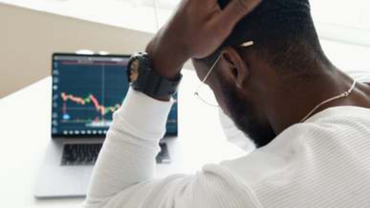 How the Rich Respond to Bad News
